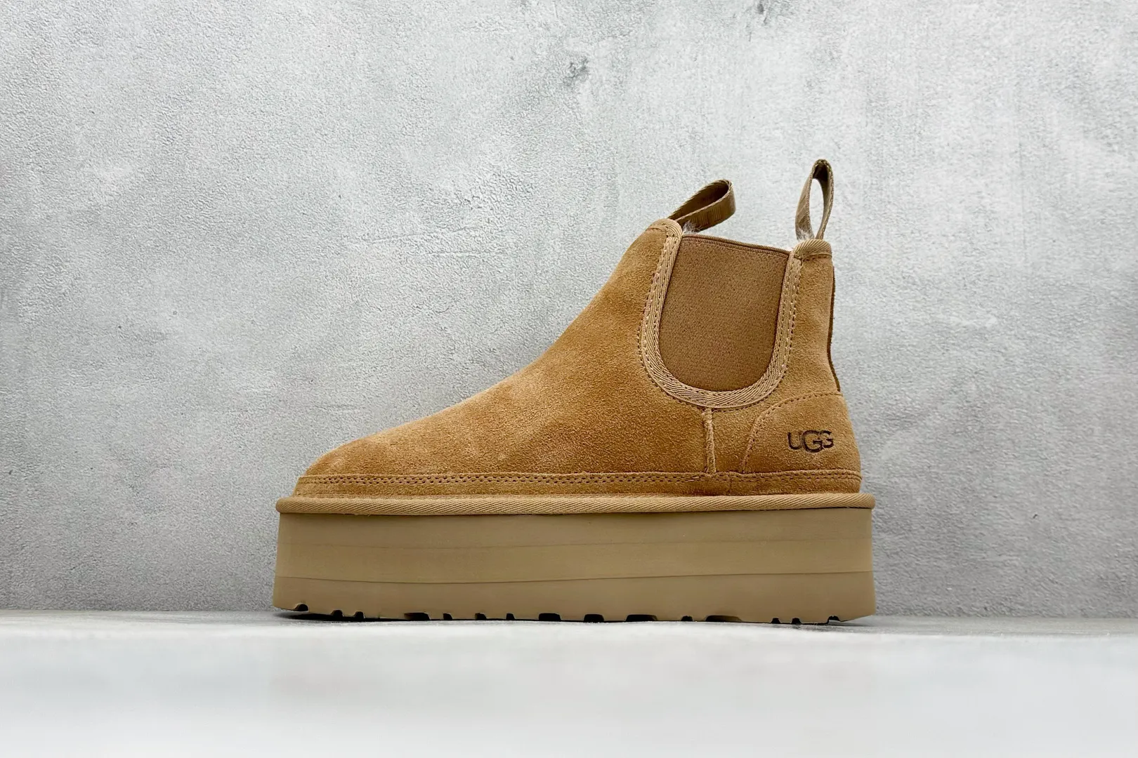🐲💰 560 supports store UGG sheepskin and fur integrated snow boots 4526 Chelsea thick soles. All shoes are made of ZP from the same factory. Longfeng A-grade Australian imported sheepskin and fur integrated brand OEM production line fully follows the ZP process. OEM original pattern maker adheres to the principle of no original shoes and no development selection. Pay attention to every detail. The most correct version on the market 35-40. Item number: 1134526